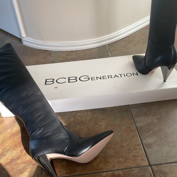 NEW BCBG KNEE HIGH BLACK BOOTS 7.5 - Picture 3 of 3